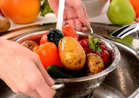 Безопасное приготовление пищи Болезни пищевого происхождения приходят не только из ресторанов. На самом деле, они обычно происходят от плохого приготовления пищи, подачи и хранения в домашних условиях.
