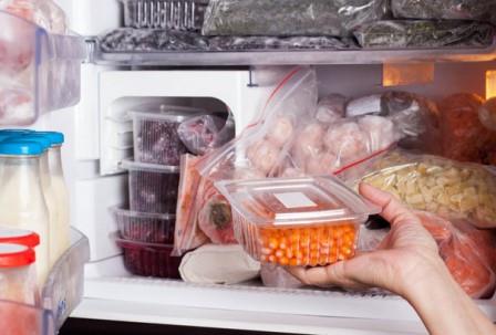 Во время покупок покупайте охлажденные и замороженные продукты в конце поездки и как можно быстрее доставляйте их домой в магазин.