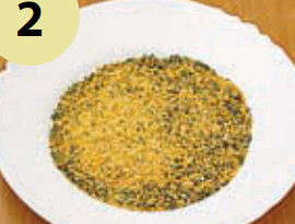 Смешать панировочные сухари (я использовала покупные сухари с кунжутом) и сушеную травку.