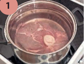Мясо залить водой, варить 1,5 часа.