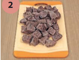 Затем мясо нарезать небольшими кусочками