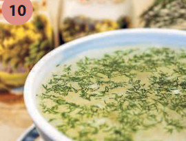 При подаче разлить суп по тарелкам, положить кусочки курицы, добавить 1 ч.л. лимонного сока, посыпать зеленью