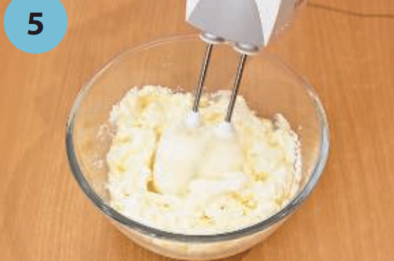 Сыр перемешать с сахаром (взбить миксером на небольшой скорости)