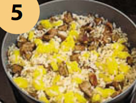 Следом добавить ананасы, перемешать, посолить по вкусу, жарить 5–7 минут.