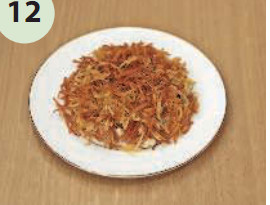 На салат выложить картофель.