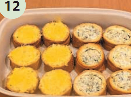 Посыпать сыром (я поло¬вину кусочков посыпала сыром, половину - нет). Запекать еще 5-7 минут. Мне одинаково понравились «гнездышки» и с сыром, и без сыра.