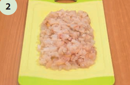 Рыбу мелко нарезать.