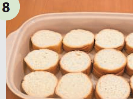 Форму смазать маслом, выложить кусочки.