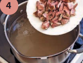 В бульон добавить мясо с ребрышек.