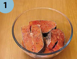 Рыбу (почищенную и нарезанную кусочками толщиной около 1.5–2 см) посолить, поперчить, добавить специи и оставить мариноваться на 20–30 минут.