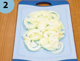 Лук нарезать полукольцами.