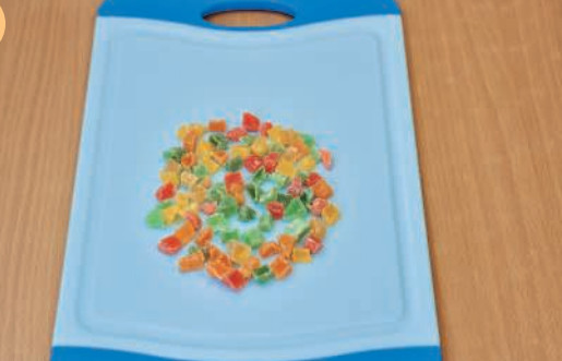 Если цукаты крупные, их надо нарезать небольшими кусочками.