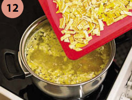 Следом добавить блинчики. Посолить, поперчить по вкусу, варить 3–4 минуты