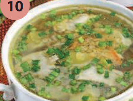 Суп разлить по тарелкам, добавить кусочки курицы