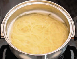 Макароны отварить до готовности (так, как написано на упаковке