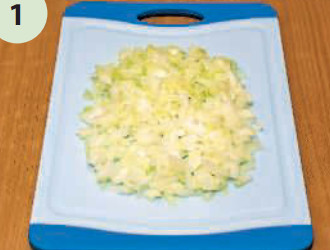 Лук мелко нарезать