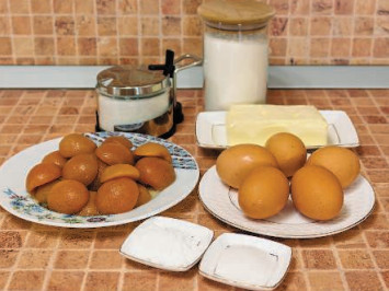 Масло растереть с сахаром и ванильным сахаром.