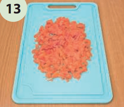 13. Готовим начинку № 2. Форель мелко нарезать.