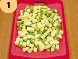 Кабачки нарезать кубиками (если кабачки старые, их надо почистить).