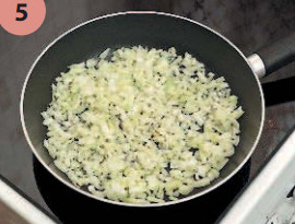 Лук обжарить на растительном
масле.