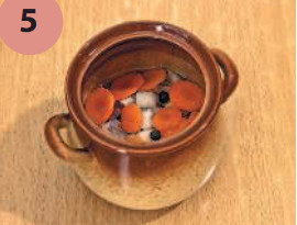 Налить воду так, чтобы она покрывала мясо с луком и морковью. Горшочки закрыть крышечками. Поставить в духовку. Запекать при температуре 180 градусов в течение 30 минут.