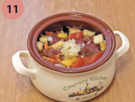 Налить воду так, чтобы она покрывала овощи с мясом. Накрыть крышечками. Поставить в духовку. Запекать при температуре 180 градусов в течение часа.
