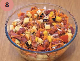 Смешать мясо, лук, помидоры, баклажаны, перец, картофель, морковь. Посолить, поперчить.
