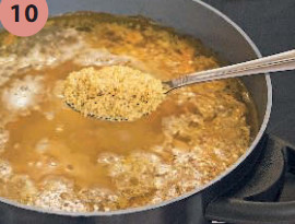 В кастрюлю с мясом добавить пшен