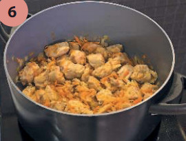 Добавить мясо, слегка обжарить