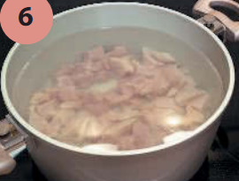 Куриное филе залить водой, довести до кипения