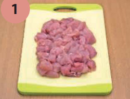 Куриное филе нарезать небольшими кусочками