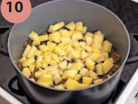 К мясу добавить картофель.