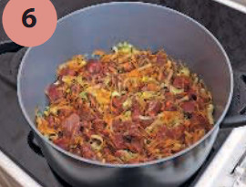 Добавить мясо, накрыть крышкой. Тушить в течение 35–40 минут (если необходимо, добавить немного воды).