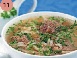 Суп разлить по тарелкам, посыпать зеленью. По вкусу добавить сметану.